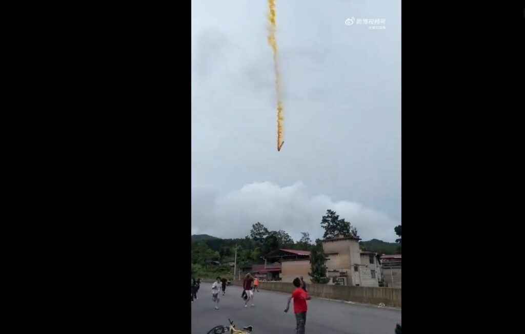 Chinese rocket flying with a satellite broke down and fell to the earth watch video