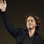 Shahrukh received award at Locarno Film Festival, could not pronounce the award name | Shahrukh Khan honored at Locarno Film Festival: On receiving the Pardo Alla Carriera Award, he won the hearts of fans by speaking broken Italian, Devdas was also screened