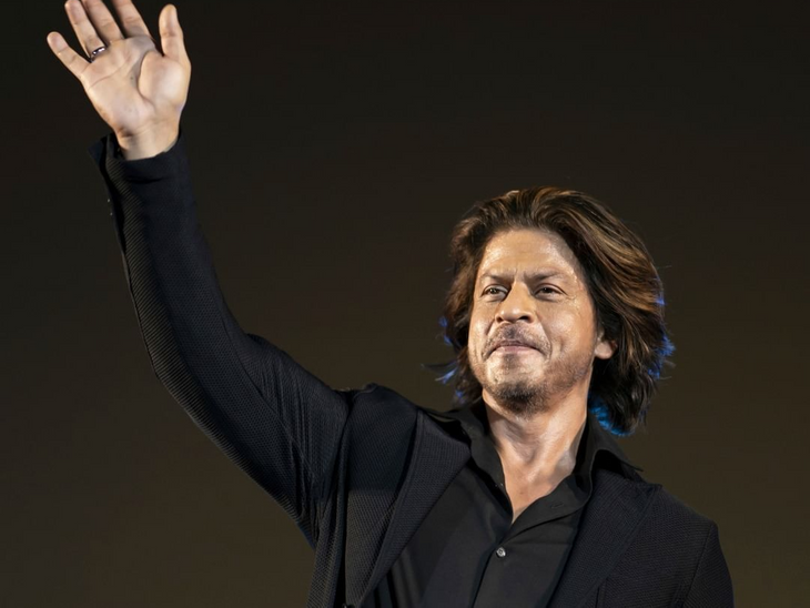 Shahrukh received award at Locarno Film Festival, could not pronounce the award name | Shahrukh Khan honored at Locarno Film Festival: On receiving the Pardo Alla Carriera Award, he won the hearts of fans by speaking broken Italian, Devdas was also screened