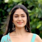 Mrunal Thakur was madly in love with cricketer Virat Kohli | Cricketer Virat Kohli was madly in love with Mrunal Thakur: Old interview discussed on social media, actress said- stop it