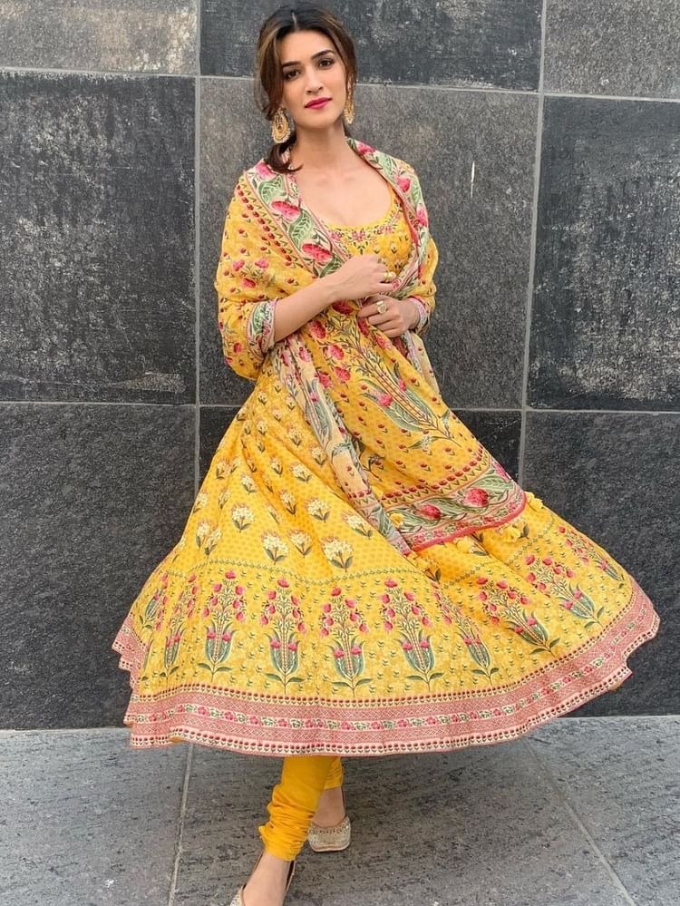 Wear this Anarkali on the festival of Rakhi