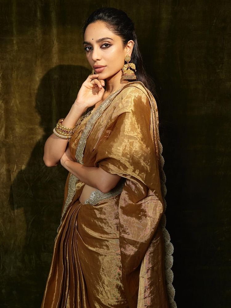 Shobhita Dhulipala looks stunning in ethnic wear