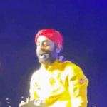 Arijit Singh calls stage his temple as he removes food container placed by fan on stage at London concert | Arijit Singh was seen cleaning the stage in the middle of the concert: said- sorry, this is my temple, you cannot make it dirty