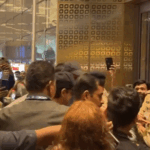 Shahrukh Khan got mobbed at the airport by female fans | Shahrukh Khan was pushed at the airport: he lost his balance, when the guards stopped him, the women started screaming badly, he had left for Abu Dhabi