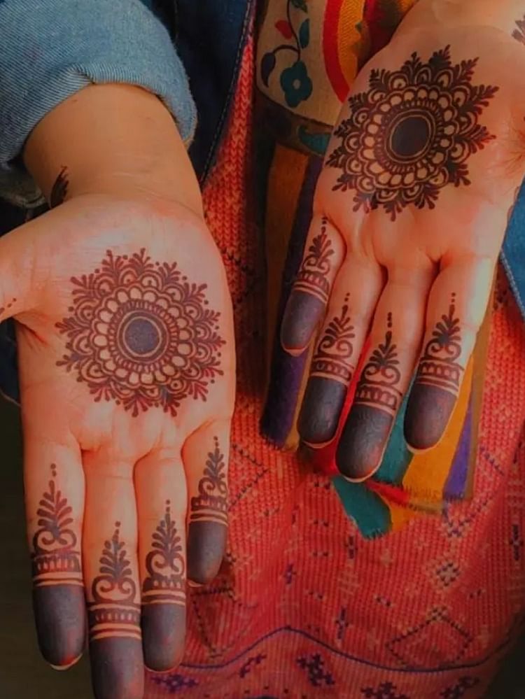 Apply mehndi flower-leaf design on hands in 5 minutes