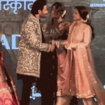 Kartik Aaryan helps Hina Khan as she loses balance on stage ramp walk in Namo Bharat program. Karthik Aryan was seen handling Hina Khan on stage: The actress, who was suffering from cancer, had lost her balance.