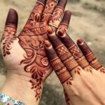 On the day of Navami, worship Mother Goddess by applying mehndi like this on your hands.