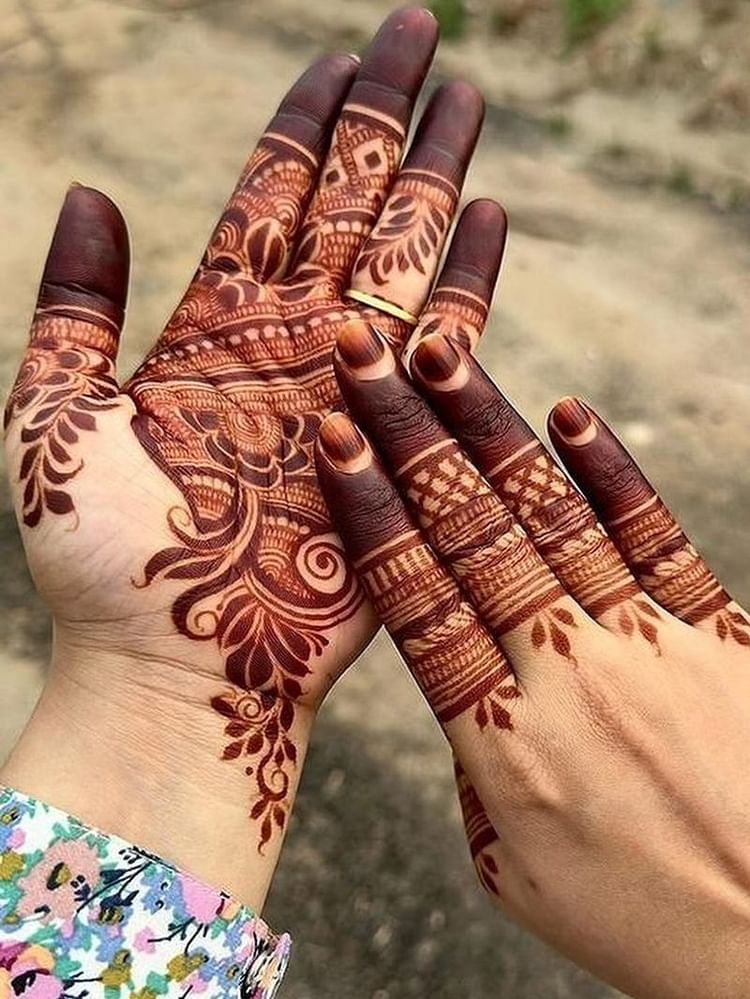 On the day of Navami, worship Mother Goddess by applying mehndi like this on your hands.