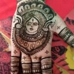 Apply mehndi on hands on the day of Durga Ashtami.