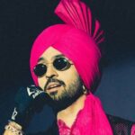 Diljit Dosanjh cried in the middle of the concert and said- | Stopping the concert, Diljit Dosanjh said: Hotel people have played a game, people are watching the show for free from the balcony, it is okay without tickets.