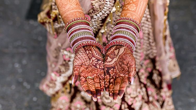 Tips For Bridal Mehndi To Hide Groom's Name In Bride's Hand - Amar Ujala Hindi News Live