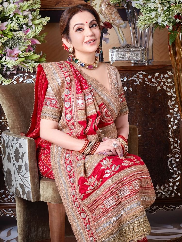 Boy's mother should wear such sarees in wedding