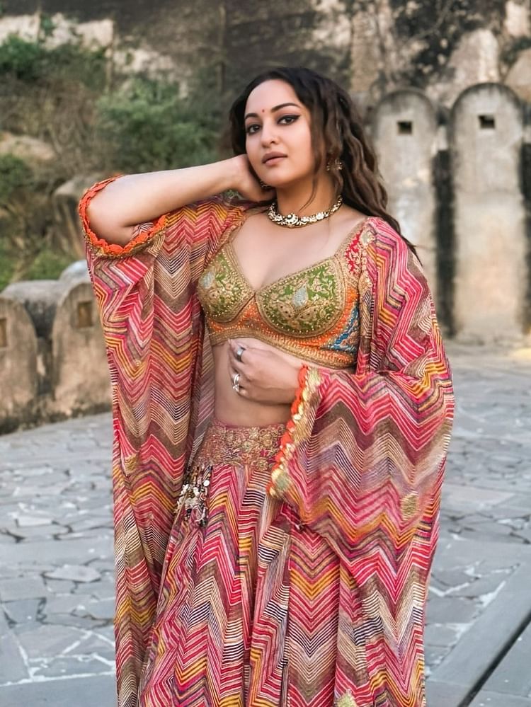 Sonakshi Sinha was seen flaunting in palaces wearing kaftan with lehenga