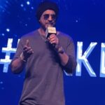 Shahrukh khan, who used to smoke 100 cigarettes a day, quit smoking. Shahrukh Khan, who used to smoke 100 cigarettes a day, quit smoking: Giving good news to fans on his birthday, he said – I am having trouble breathing.