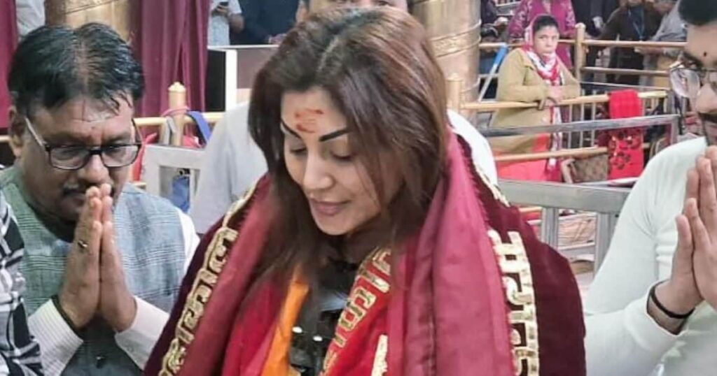 Tika on the forehead…Tika around the neck, Rimi Sen reached the court of Mahakaleshwar, seen engrossed in Shiv Sadhana