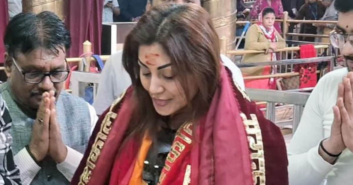 Tika on the forehead…Tika around the neck, Rimi Sen reached the court of Mahakaleshwar, seen engrossed in Shiv Sadhana