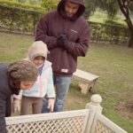 The actress was seen praying at the grave of her late father, the daughter wrote a letter to her maternal grandfather and brought a cake with her.