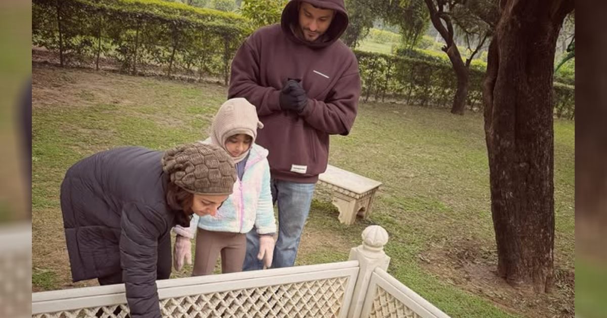 The actress was seen praying at the grave of her late father, the daughter wrote a letter to her maternal grandfather and brought a cake with her.