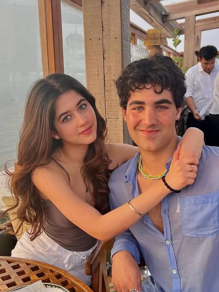 Rajesh Khanna's granddaughter competes with Bollywood actress in beauty