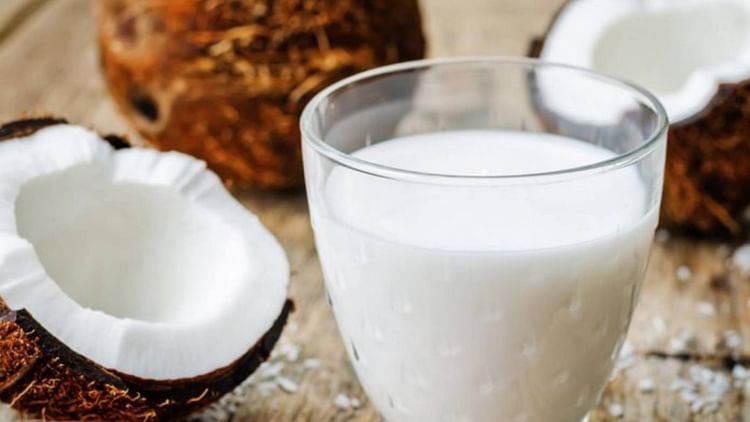 Coconut Milk for Hair This is a lifesver for lifales hair prepare it at home by following this tips disprj - Amar Ujala Hindi News Live