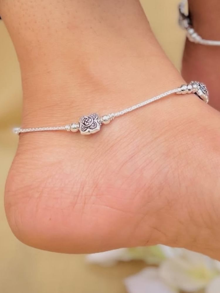 Give such anklets to the working Bahurani