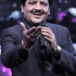 Udit narayan kissed a girl in a live show | Udit Narayan kissed the girl in a live show: Users told shameless, said in cleanliness- it should not be paid so much attention