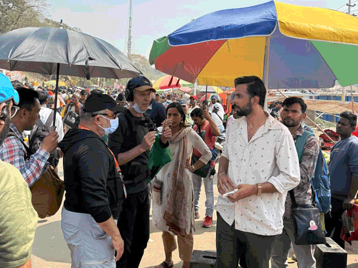 Abhishek Baneerjee Seen Shooting in Maha Kumbh | Abhishek Banerjee is seen shooting in Mahakumbh: Actor started shooting amidst a crowd of millions, photo goes viral